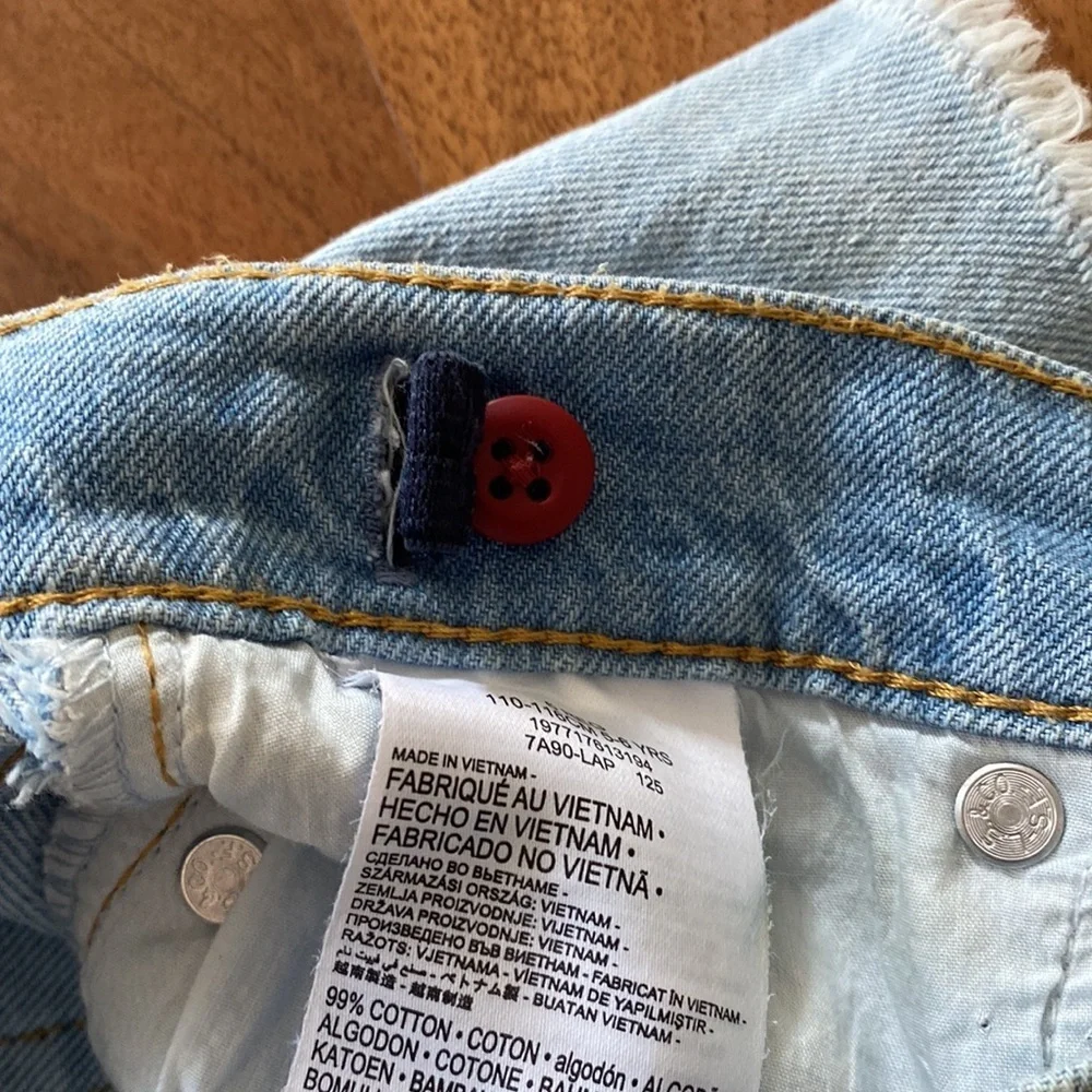 Levi’s girls size 6 high rise A line denim shorts with raw hem
